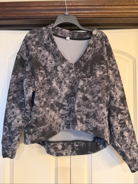 Fabletics Tops - Fabletics Women's Black & Gray Tie-Dye V-Neck Pullover